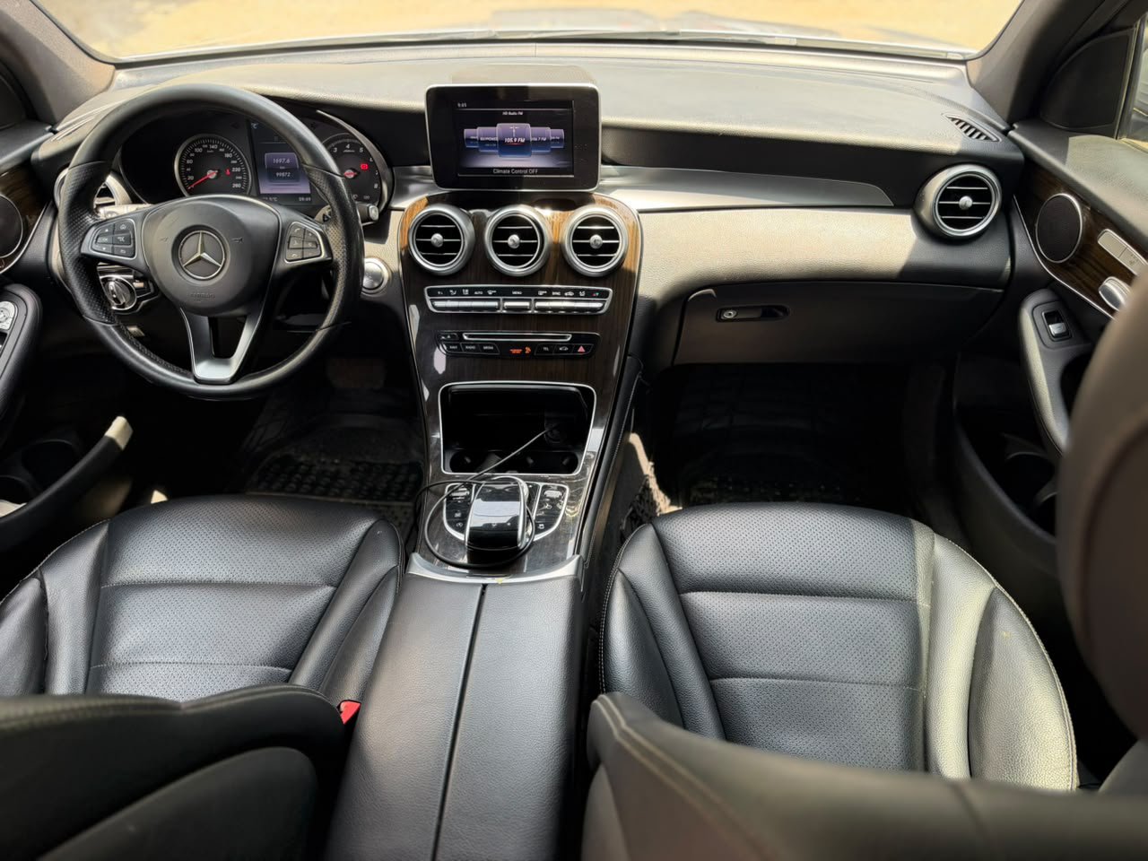 Neatly used GLC 300 4matic view 3